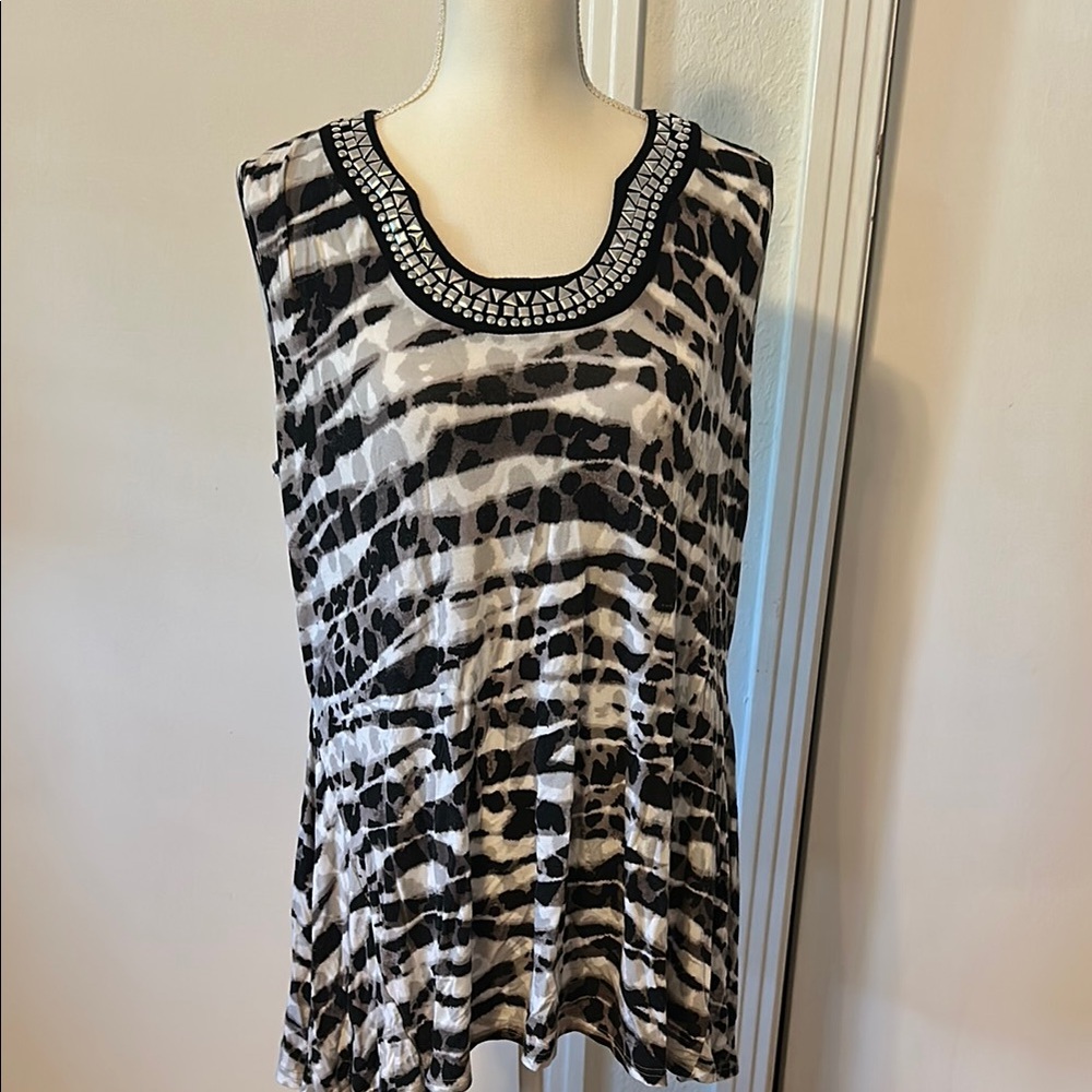 Stylish Black and White Sleeveless Top